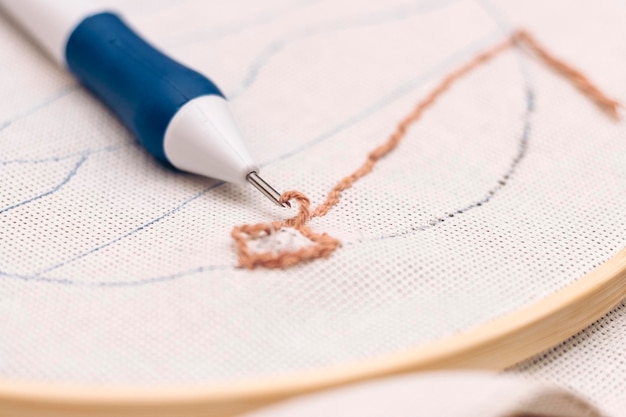 Zbliżenie na haft w trakcie pracy